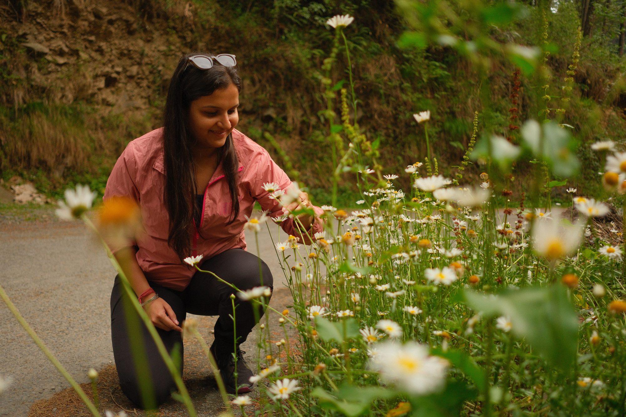 A rider crouching among roadside daisies