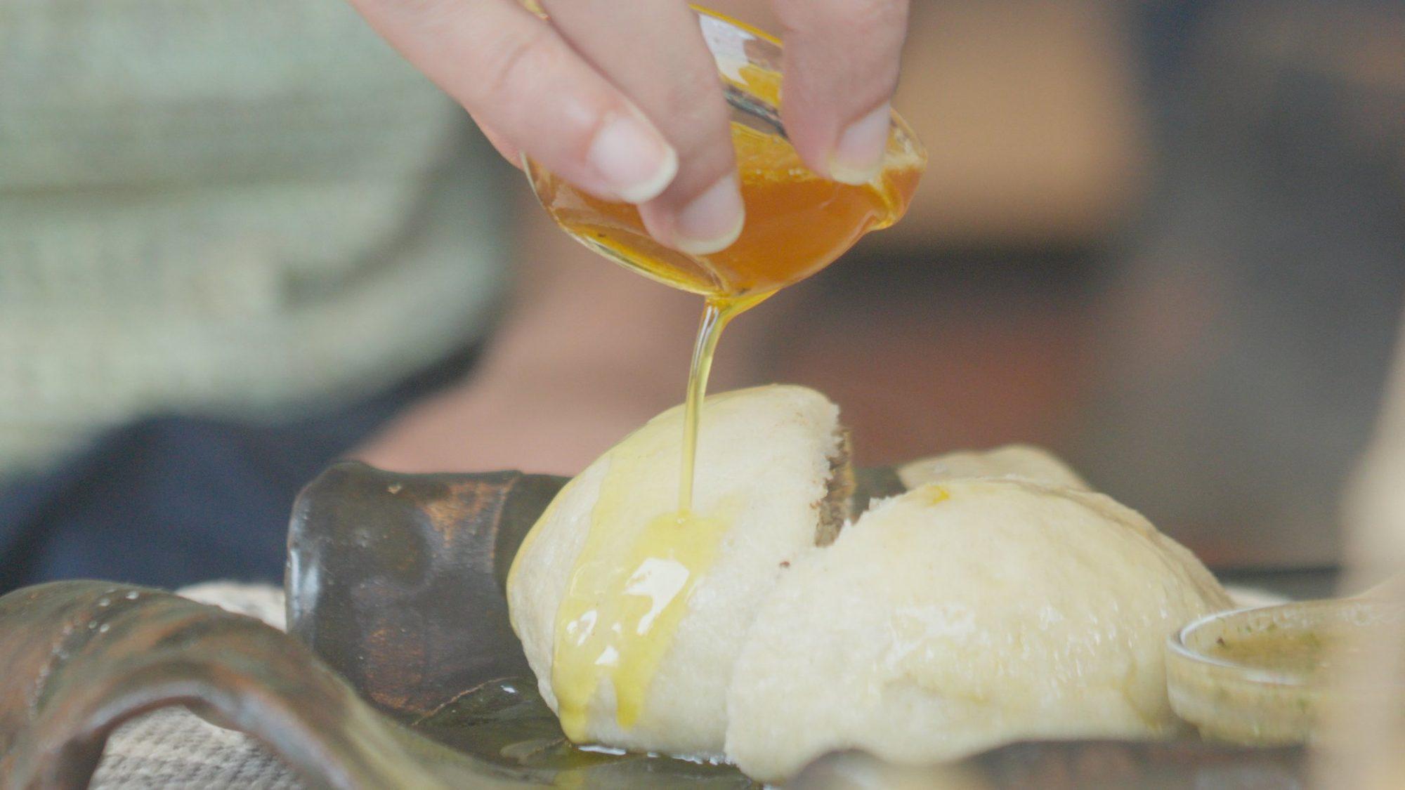 Ghee poured over freshly steamed siddu