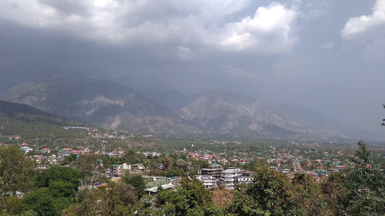 Dharamshala town with the Dhauladhar range of the Western Himalayas behind, the four top destinations for solo women in HP (Dharamshala, McLeod Ganj, Dharamkot, Bir) all along this one ridge