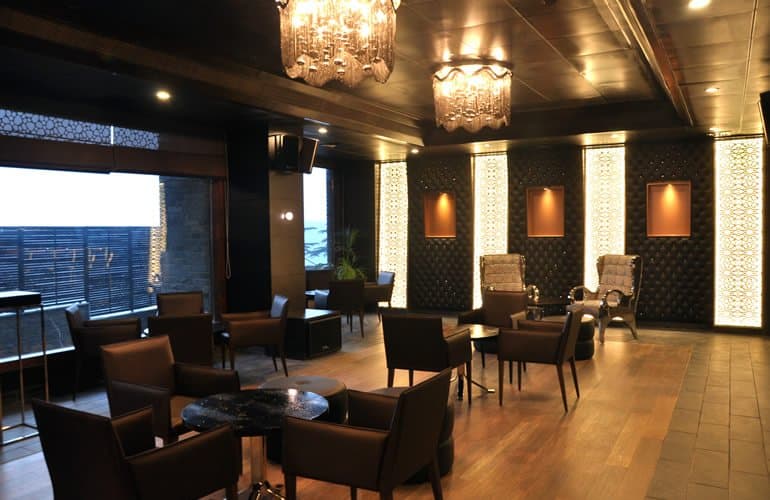 Dining & Lounge