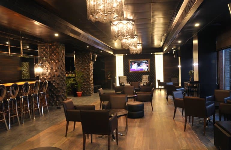 Dining & Lounge