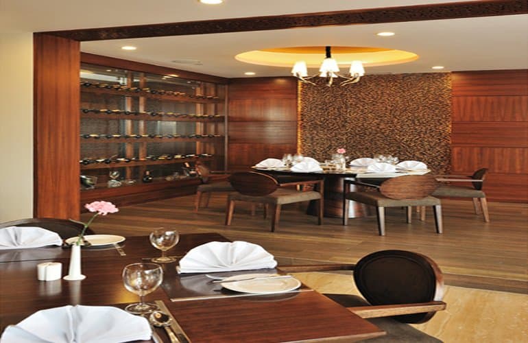 Dining & Lounge