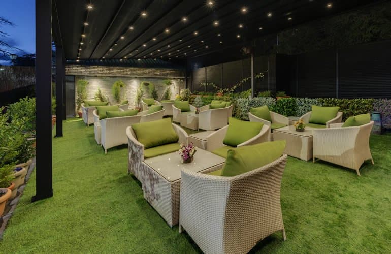Dining & Lounge