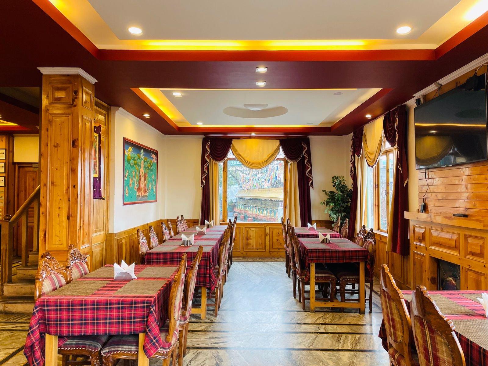 Cafe & Dining