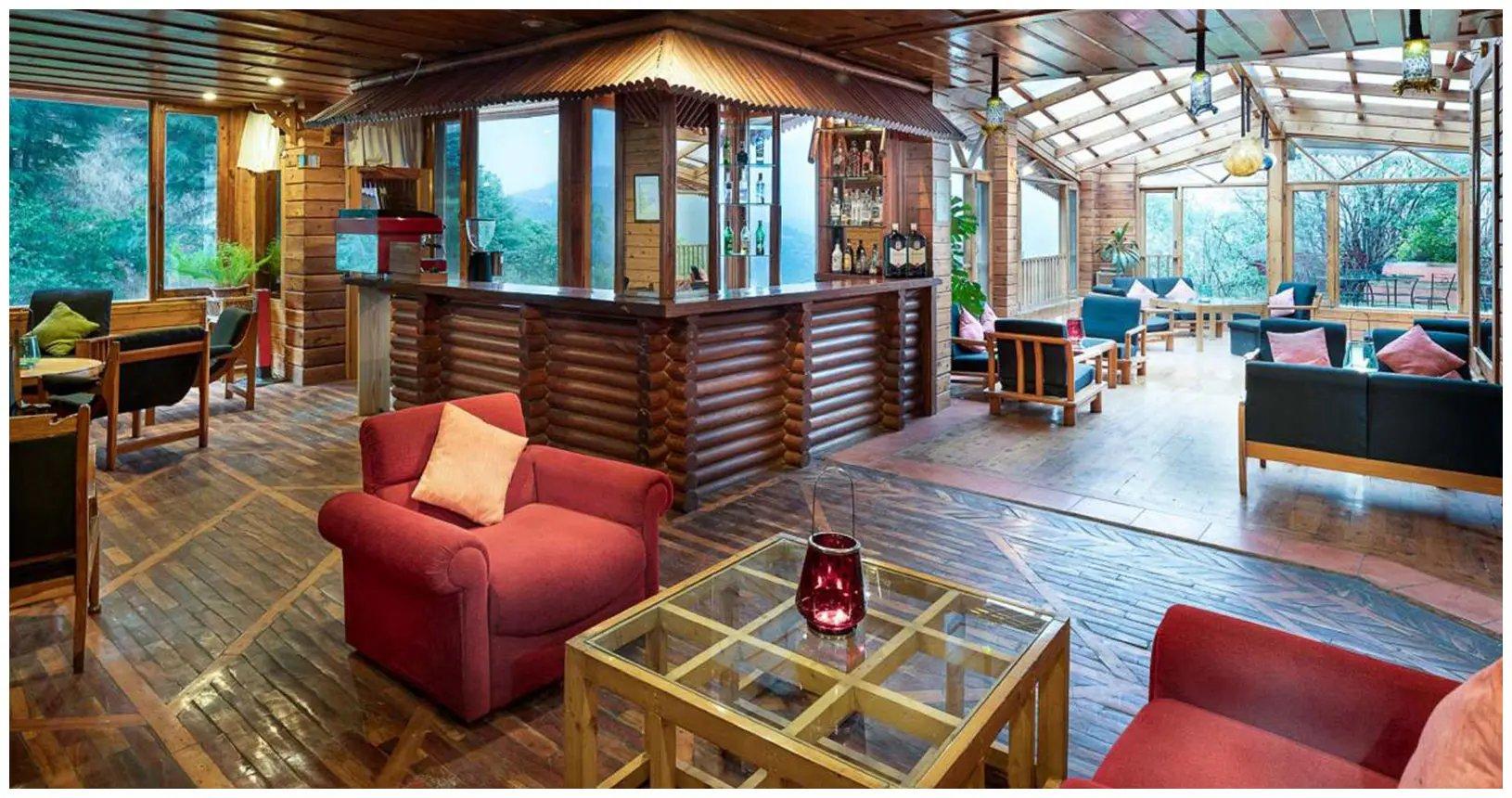 Dining & Bar
