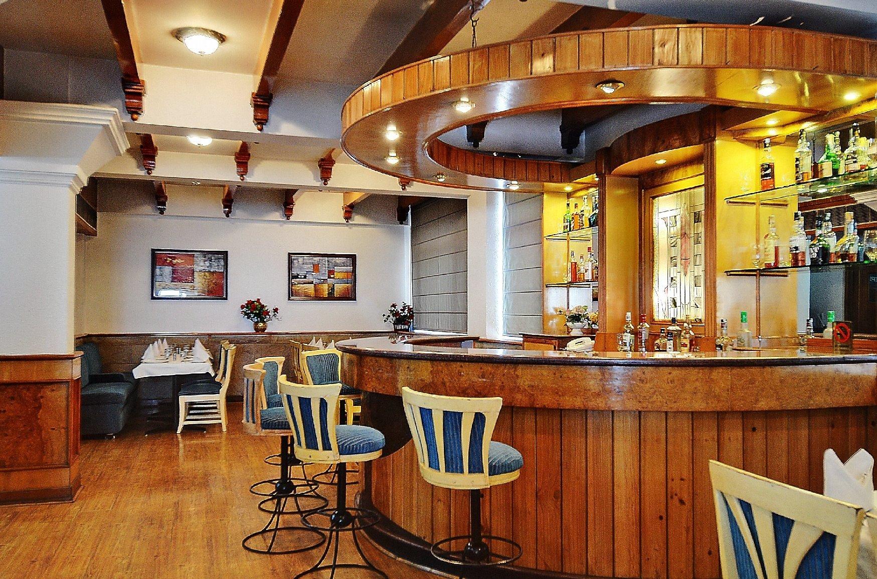Dining & Bar