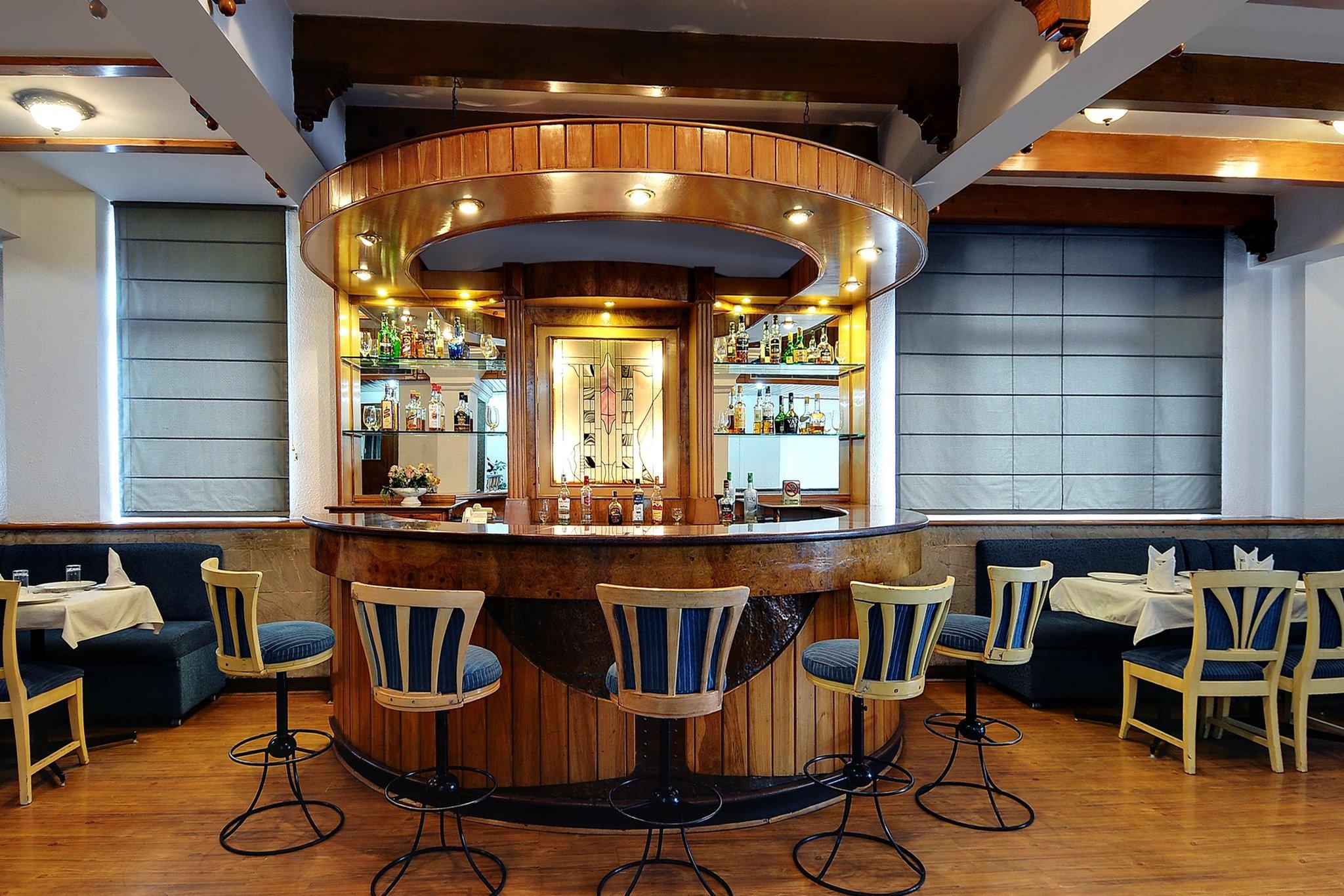 Dining & Bar