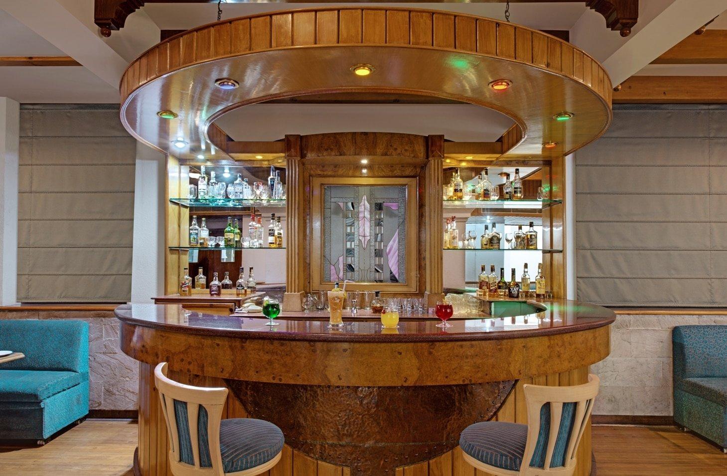 Dining & Bar