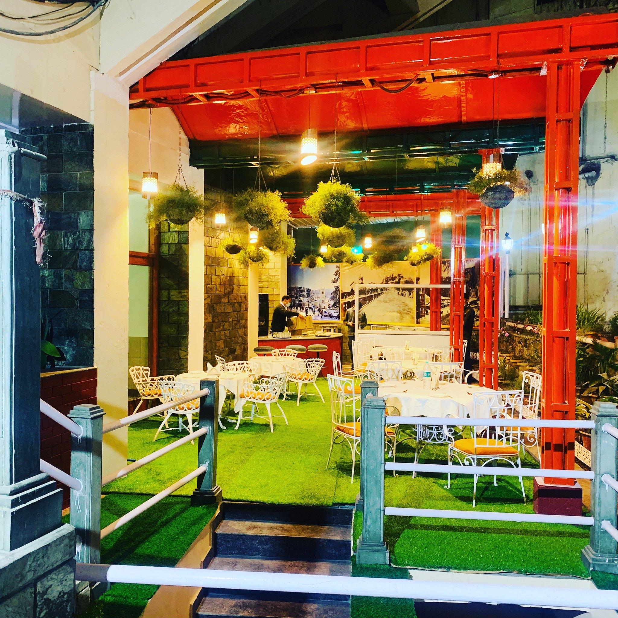 Dining & Bar