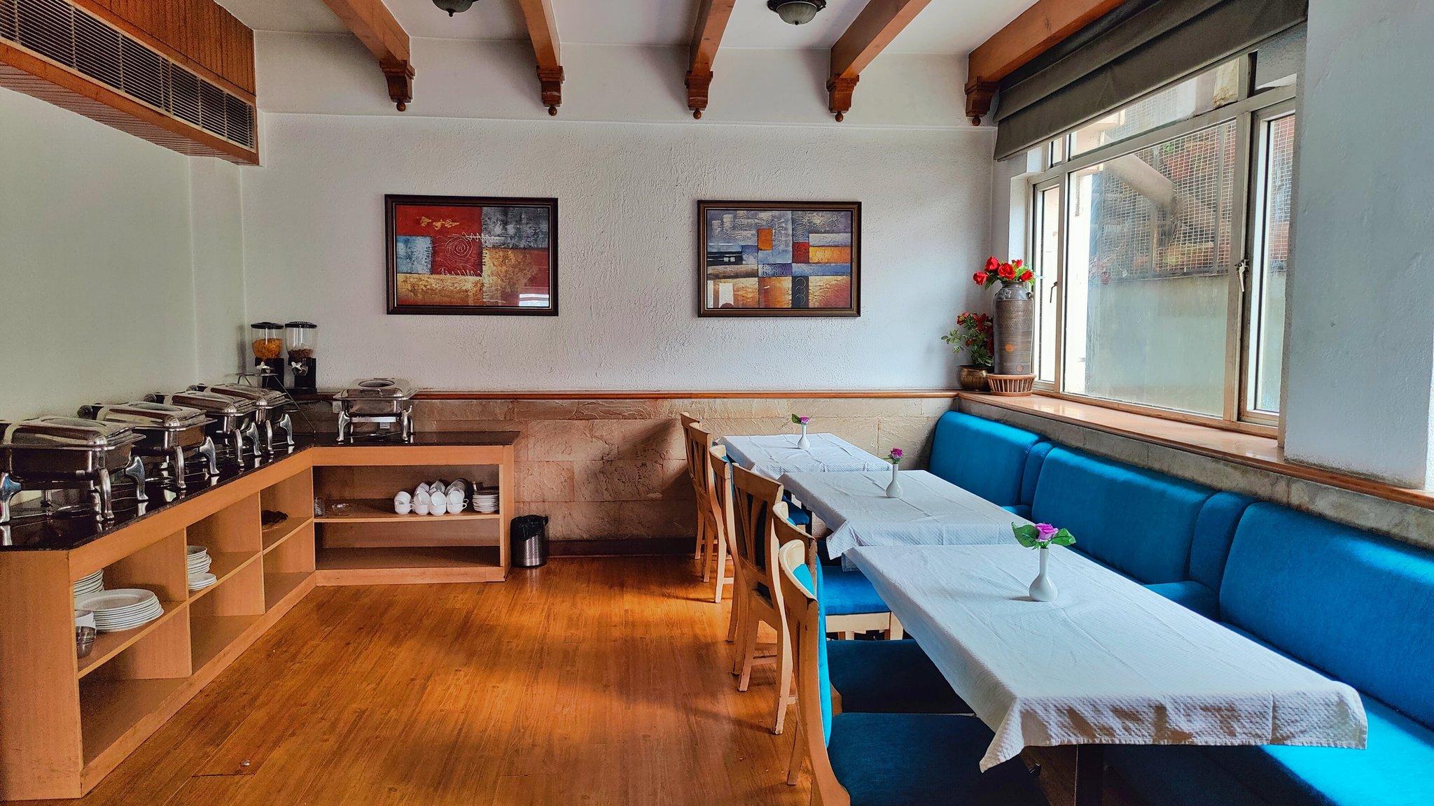 Dining & Bar