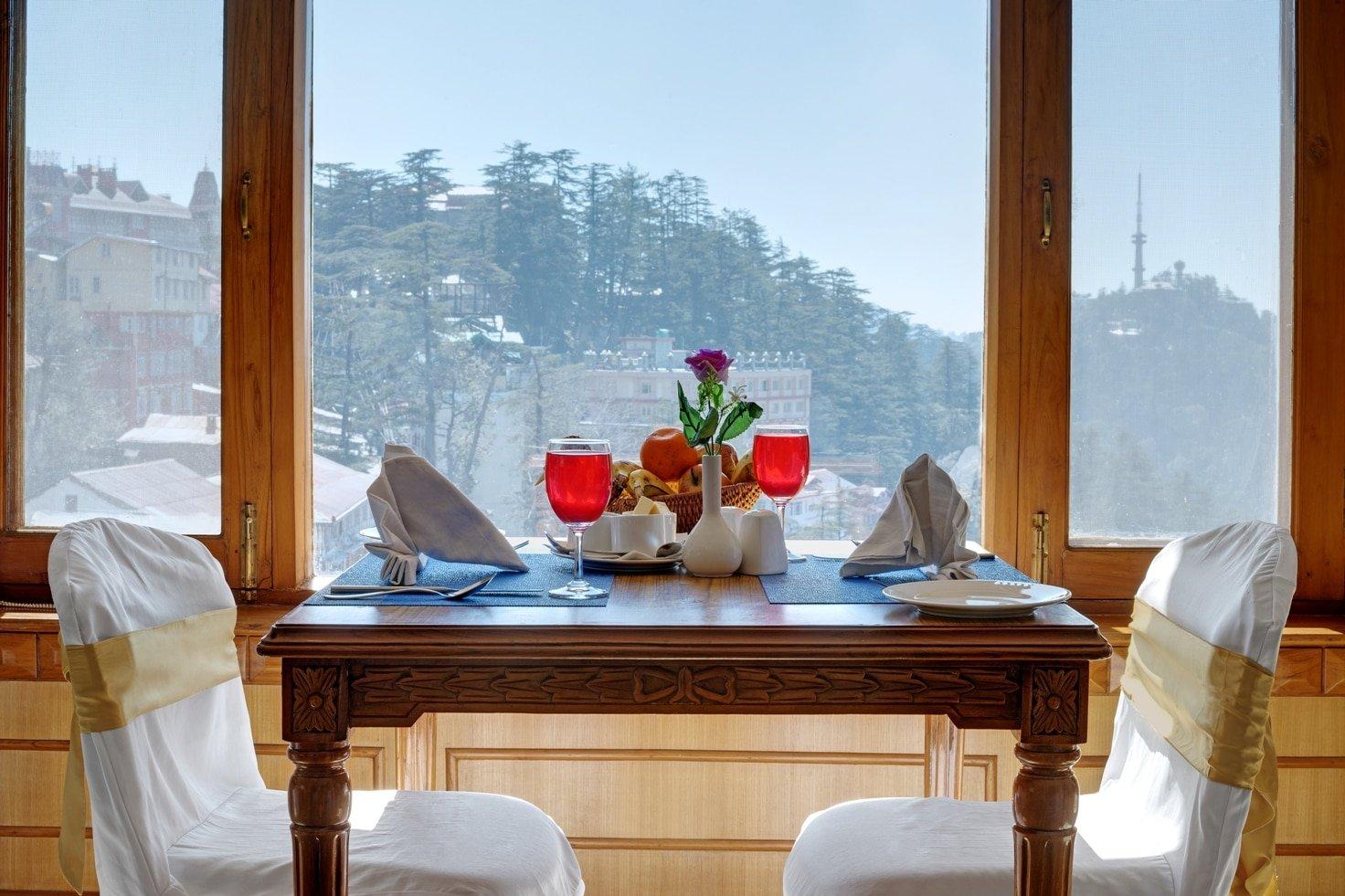 Dining & Bar