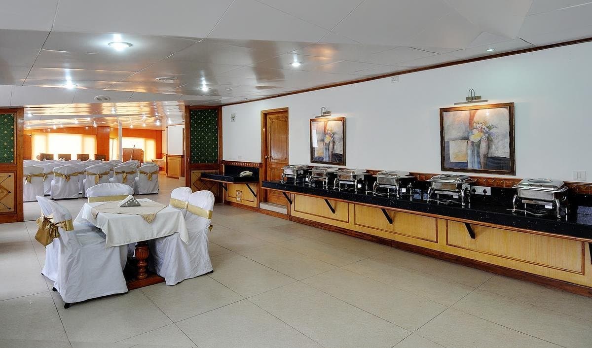Dining & Bar