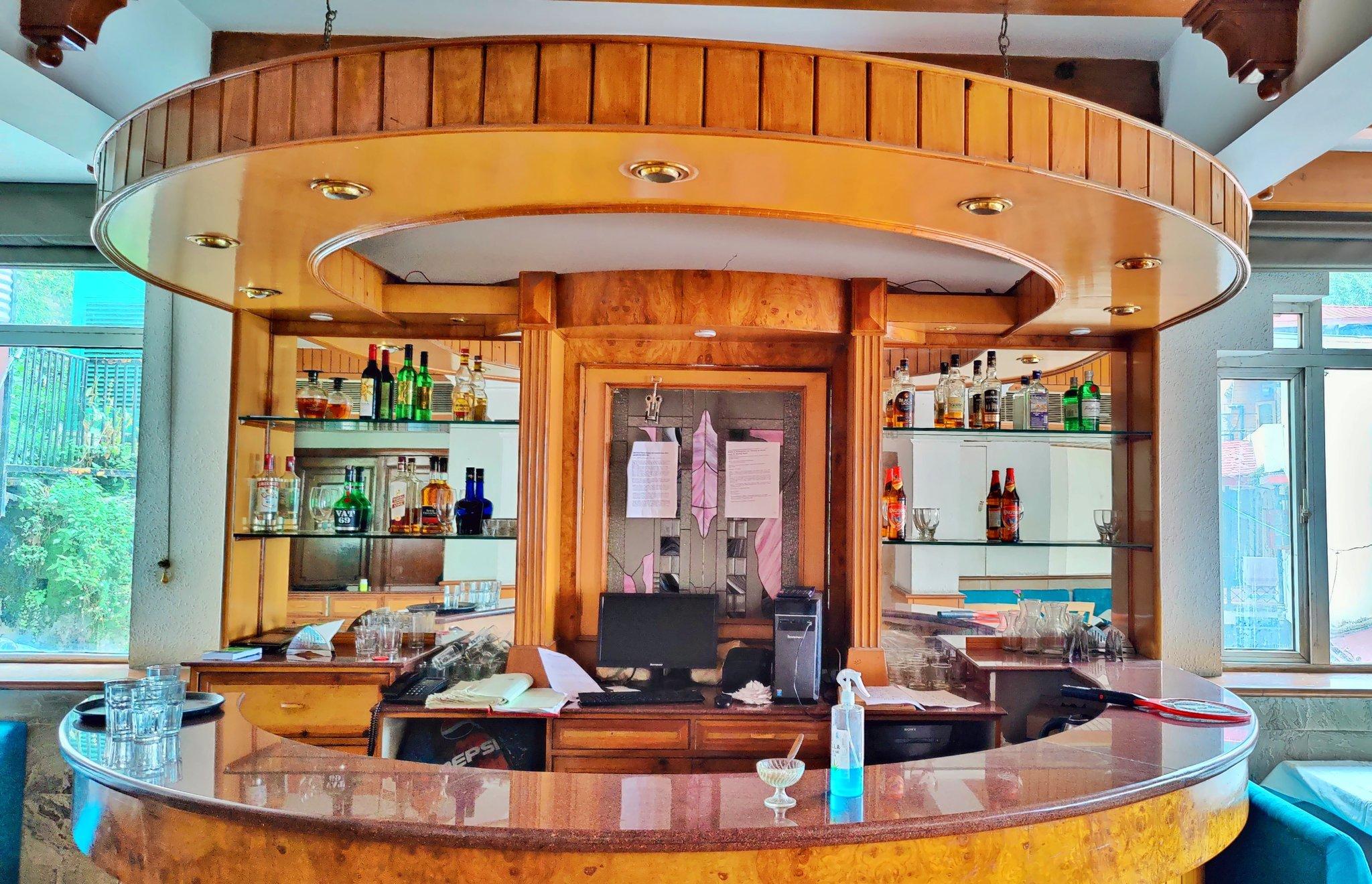Dining & Bar