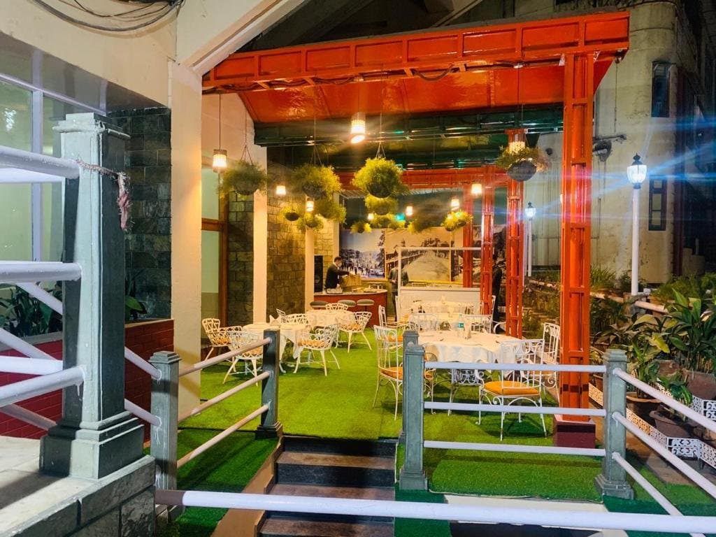 Dining & Bar