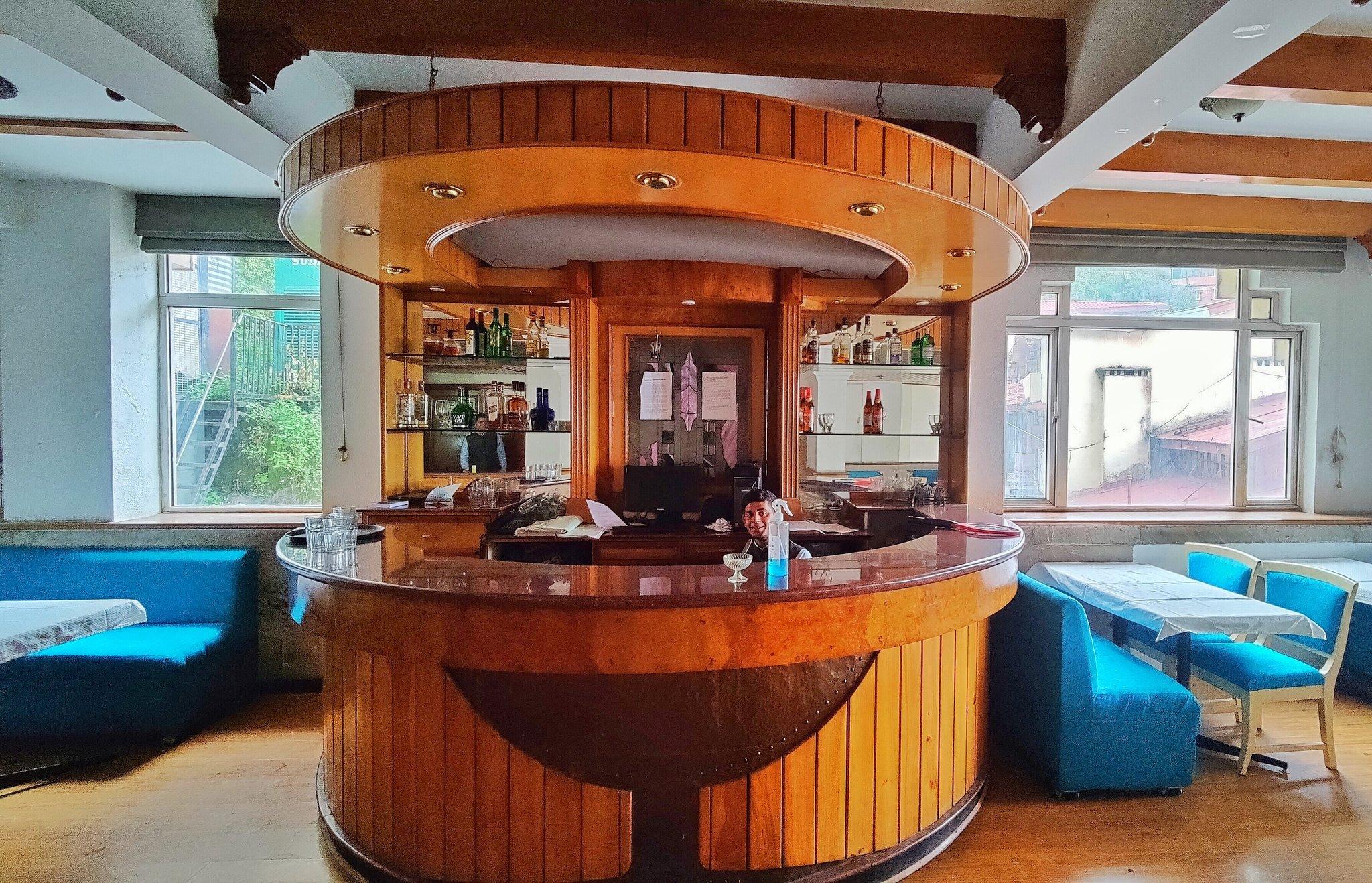 Dining & Bar