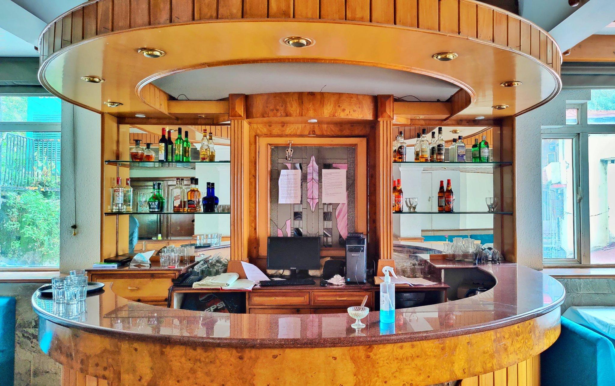 Dining & Bar