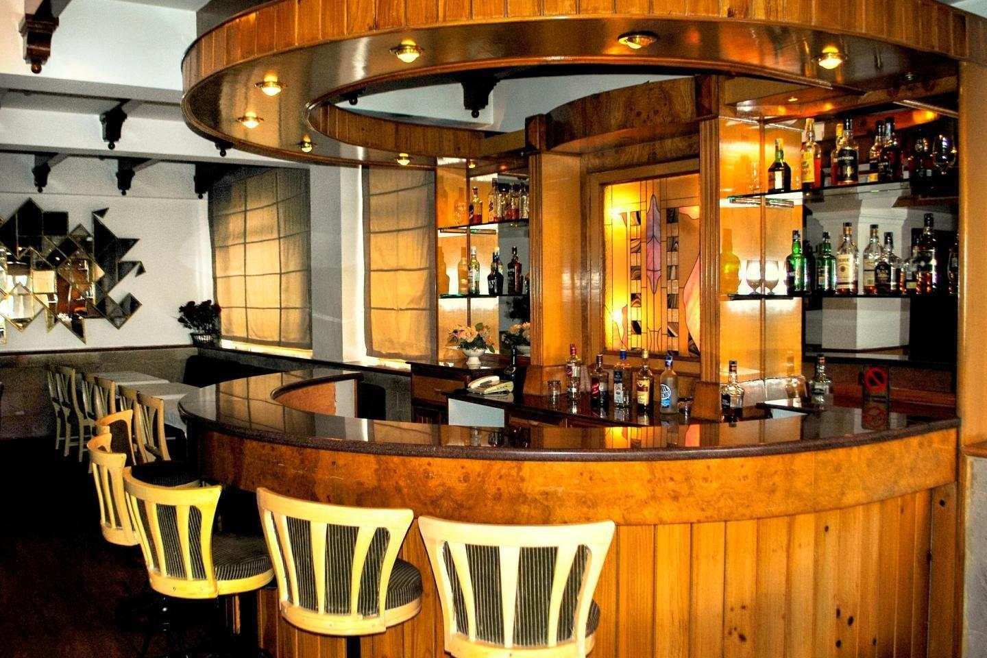Dining & Bar