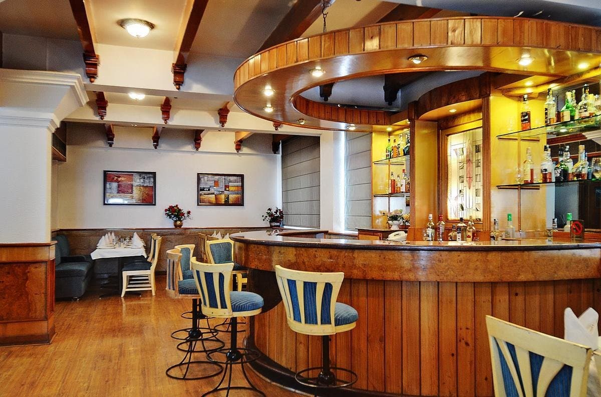 Dining & Bar