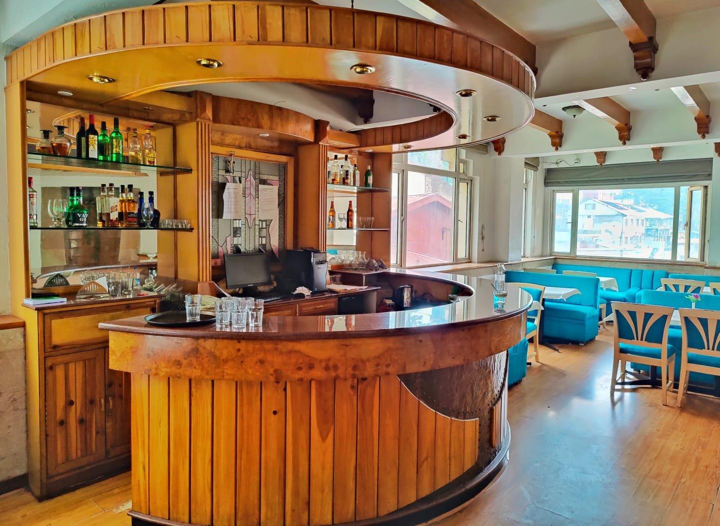 Dining & Bar