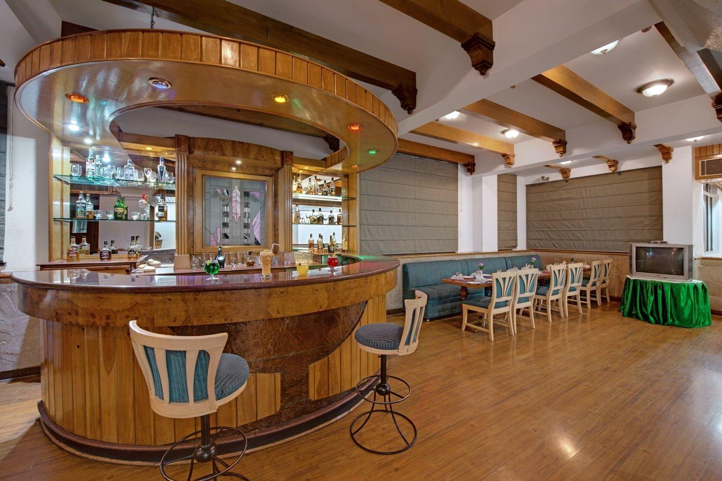 Dining & Bar