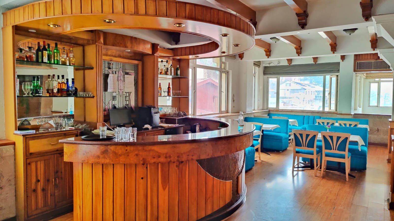 Dining & Bar