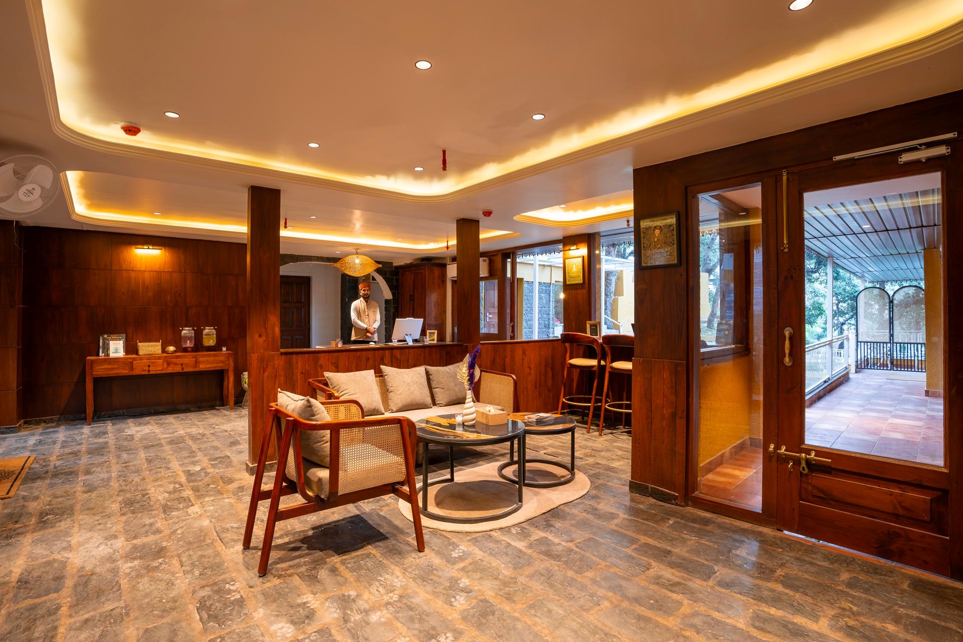 Cafe, Bar & Dining