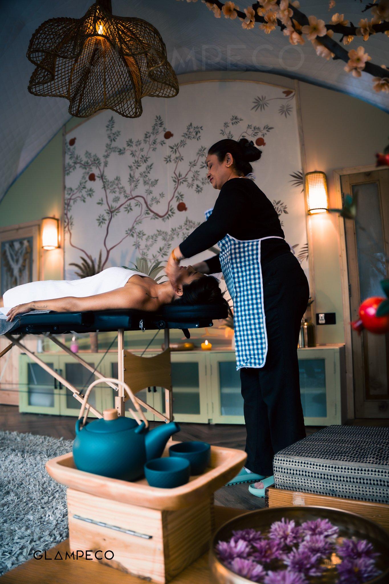 Full body Massage with Steam Bath (for women)