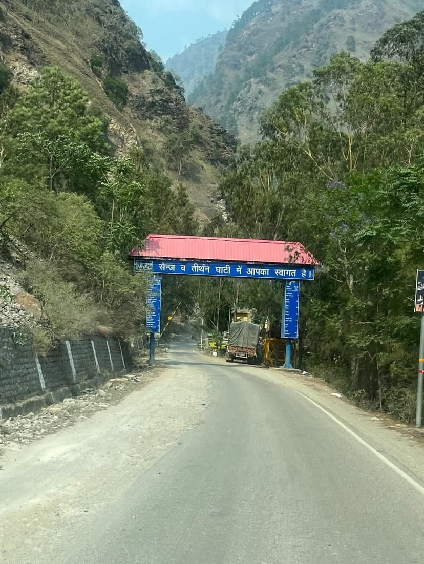 Blue welcome arch over the road at Larji marking the entry to the Sainj and Tirthan valleys