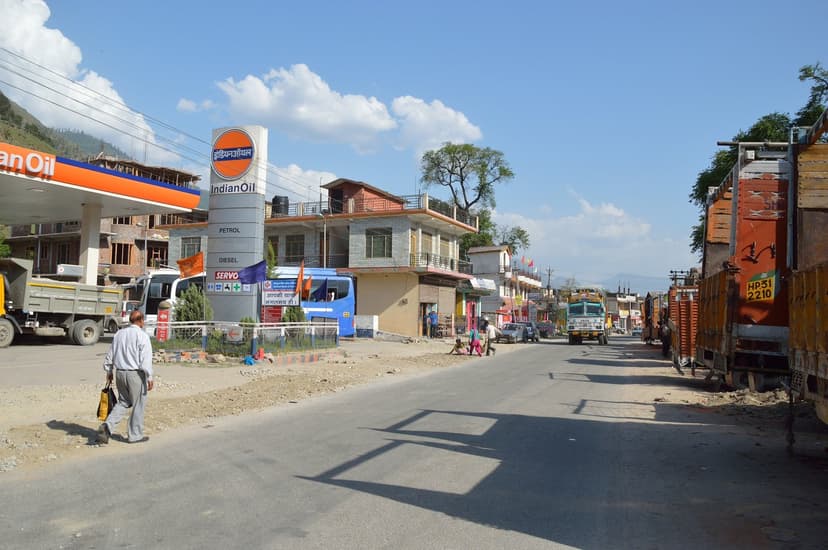 Indian Oil petrol pump and truck traffic on NH-21 at Bhuntar, a typical midnight rest-stop scene on the Delhi to Manali bus route